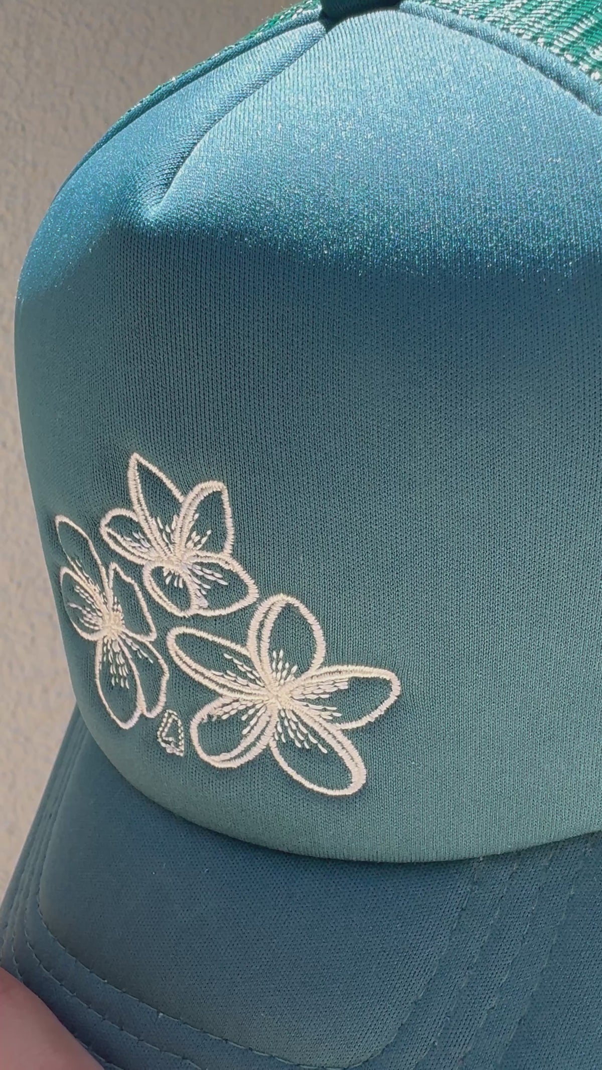 プルメリア刺繍トラッカーハット - Keiko x Tai Swim Anniコラボ